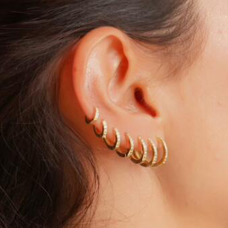 Rainbow CZ Huggies Hoop Earrin - Conch Earring Hoop 评论和价格