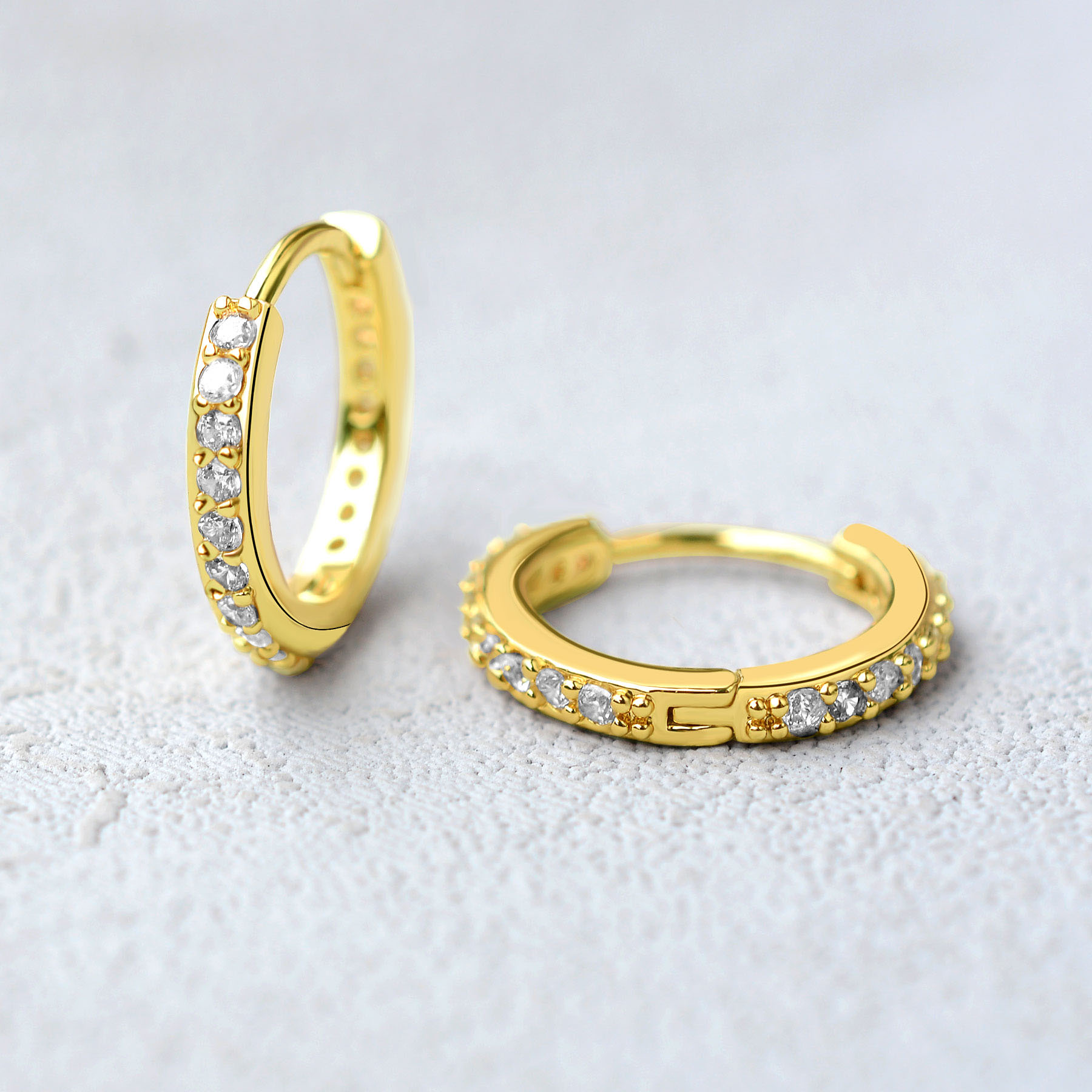Rainbow CZ Huggies Hoop Earrin - Conch Earring Hoop 评论和价格